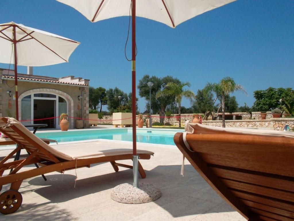 Outdoor swimming pool with loungers and umbrellas